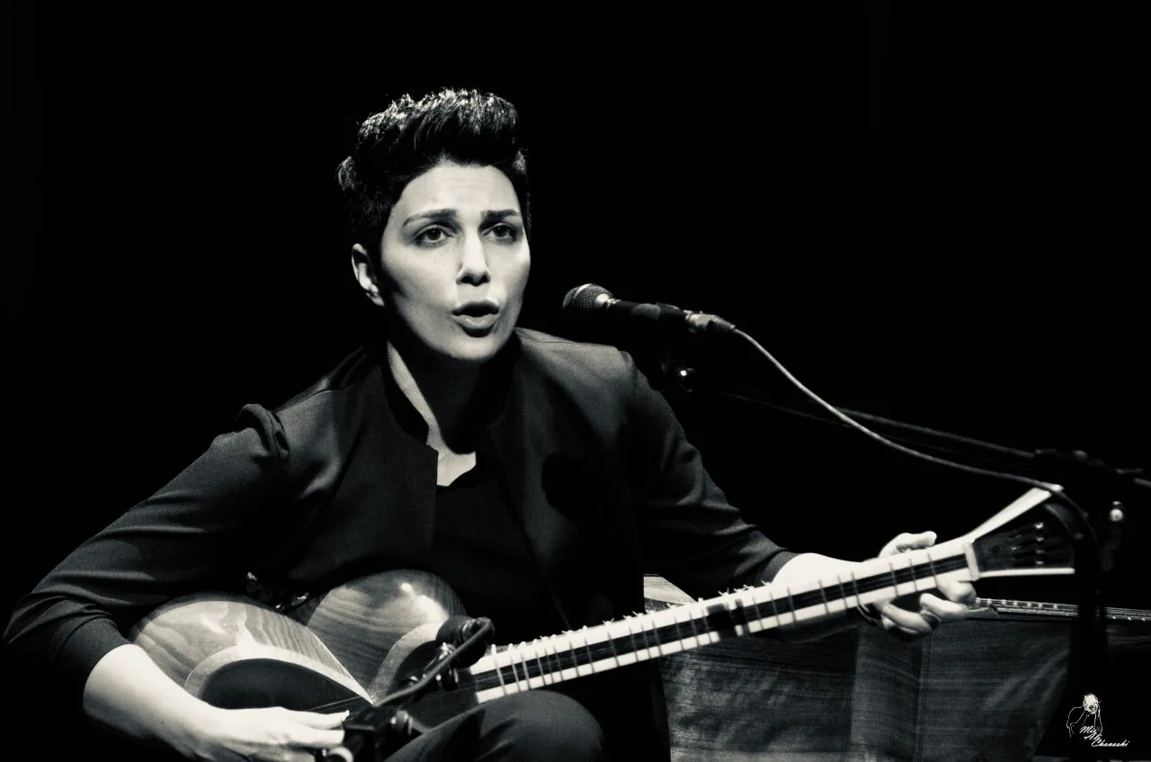 Elham Manouchehri, portrait en noir et blanc.